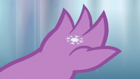 Snowflake lands in Spike's claw S6E16