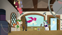 Rarity suggests setting up outside S7E19