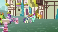 Spike walking with Lyra and Sweetie Drops S7E15.png (852 KB)