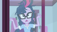 Twilight Sparkle notices her messy hair SS6
