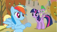 Twilight listening to Rainbow Dash S01E13