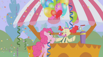 Pinkie Pie getting balloons S1E03