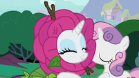 Rarity's costume obstructs her and Sweetie Belle's nuzzle S7E6