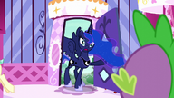 Luna powiadomiona listem od Twilight zjawia się w butiku Rarity