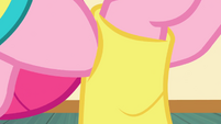 Pinkie puts on another legwarmer S2E18
