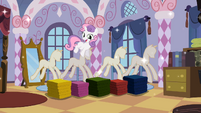 Sweetie Belle surprising Rarity 2 S02E05