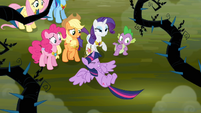 Twilight falls in front of her friends S4E02