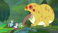 Bufogren snatches Effervescence with his tongue S8E17