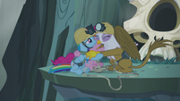 Gilda, Pinkie, and Rainbow group hug S5E8