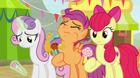 Scootaloo gulping her carnival food S9E22