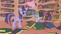 Spike book hat S1E10