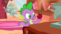 Spike holding up an apple S01E24