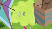 Starlight Glimmer and Maud Pie flying kites S8E3