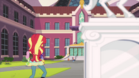 Sunset Shimmer runs up to her friends EG3