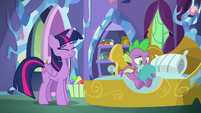 Twilight amused by Spike's distraction S8E24