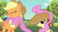 Applejack pulls off Apple Bloom's oversized bow S7E9.png (898 KB)
