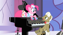 Pinkie Pie sings 'yippee!' S01E26