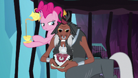 Pinkie pouring tea for Lord Tirek S8E26
