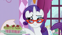 Rarity passes on the cupcakes S5E14