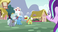 Starlight approaches Trixie and angry ponies S7E2.png (1.1 MB)
