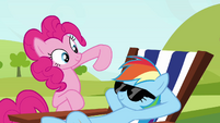 Rainbow Dash actuando genial, completamente ajena al clon de Pinkie Pie.