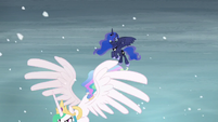 Luna sees Celestia flying off S6E2