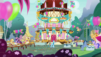 Rainbow Dash enters the pie-eating party S7E23