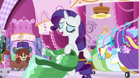 Rarity twirling around boutique floor S9E7
