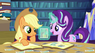 S06E21 Starlight pyta Applejack o zdjęcie