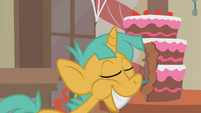 And here I thought only Pinkie could manage bites that large.