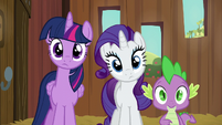 Twilight, Rarity, and Spike watch AJ do chores S6E10