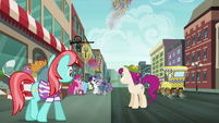 Manehattanites see Pinkie fire her party cannon S6E3