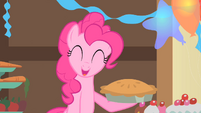 Pinkie Pie holding a pie in her hoof S1E22