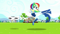 Rainbow Dash kicks the ball again SS4