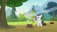 Skeedaddle gets shot from the archery bow S7E21