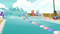 Twilight Velvet rapidly circling the race pool S7E22