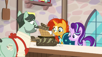 Baker giving bread to Starlight and Sunburst S8E8