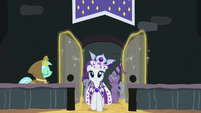 Lyra Heartstrings opening the door for Princess Platinum S02E11