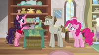 Pinkie waits for Mudbriar to buy something S8E3