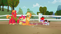 Scootaloo follows Sweetie Belle S2EP12