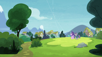Starlight and Maud flying kites together S7E4