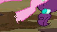 Sugar Belle's hooves slipping in the mud S8E10