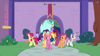 Luster and friends enter the school gardens S9E26