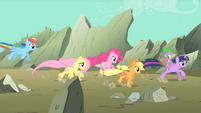 Main ponies racing to the scene S01E19
