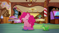 Pinkie Pie closing her travel bag MLPRR