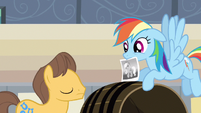 Rainbow Dash trying to find Applejack S2E14