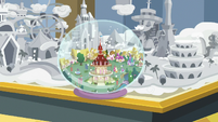 Snow globe of Ponyville S8E16