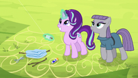 Starlight Glimmer flying a kite with Maud S7E4