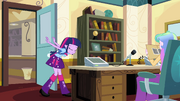 Twilight se curvando para a Diretora Celestia EG