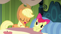 Applejack comforts Apple Bloom through a lullaby S5E04